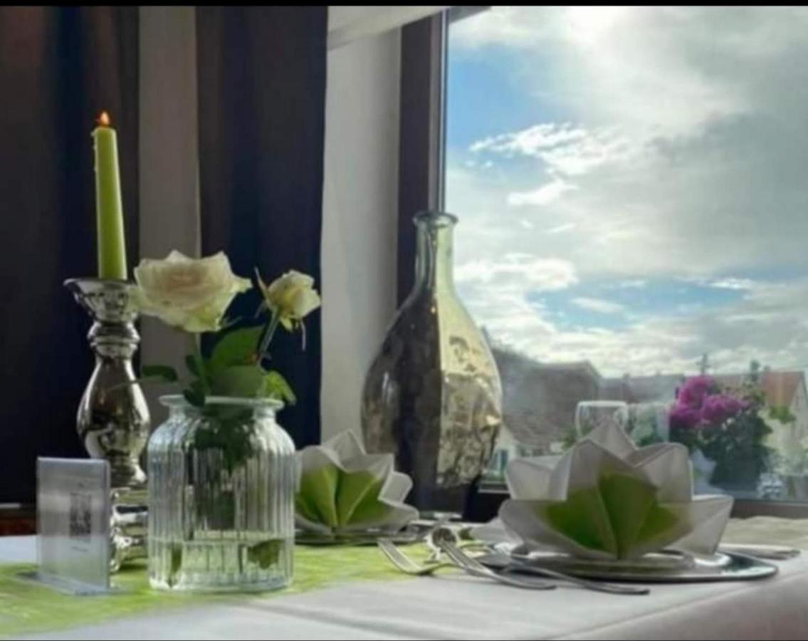 Hotel-Restaurant Und Gaestehaus Loewen Suessen Bagian luar foto