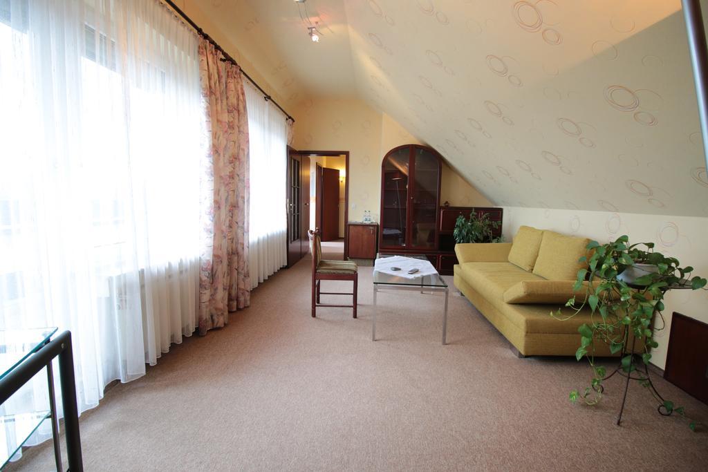 Hotel-Restaurant Und Gaestehaus Loewen Suessen Bagian luar foto