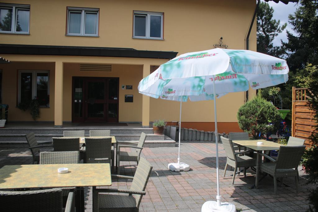 Hotel-Restaurant Und Gaestehaus Loewen Suessen Bagian luar foto