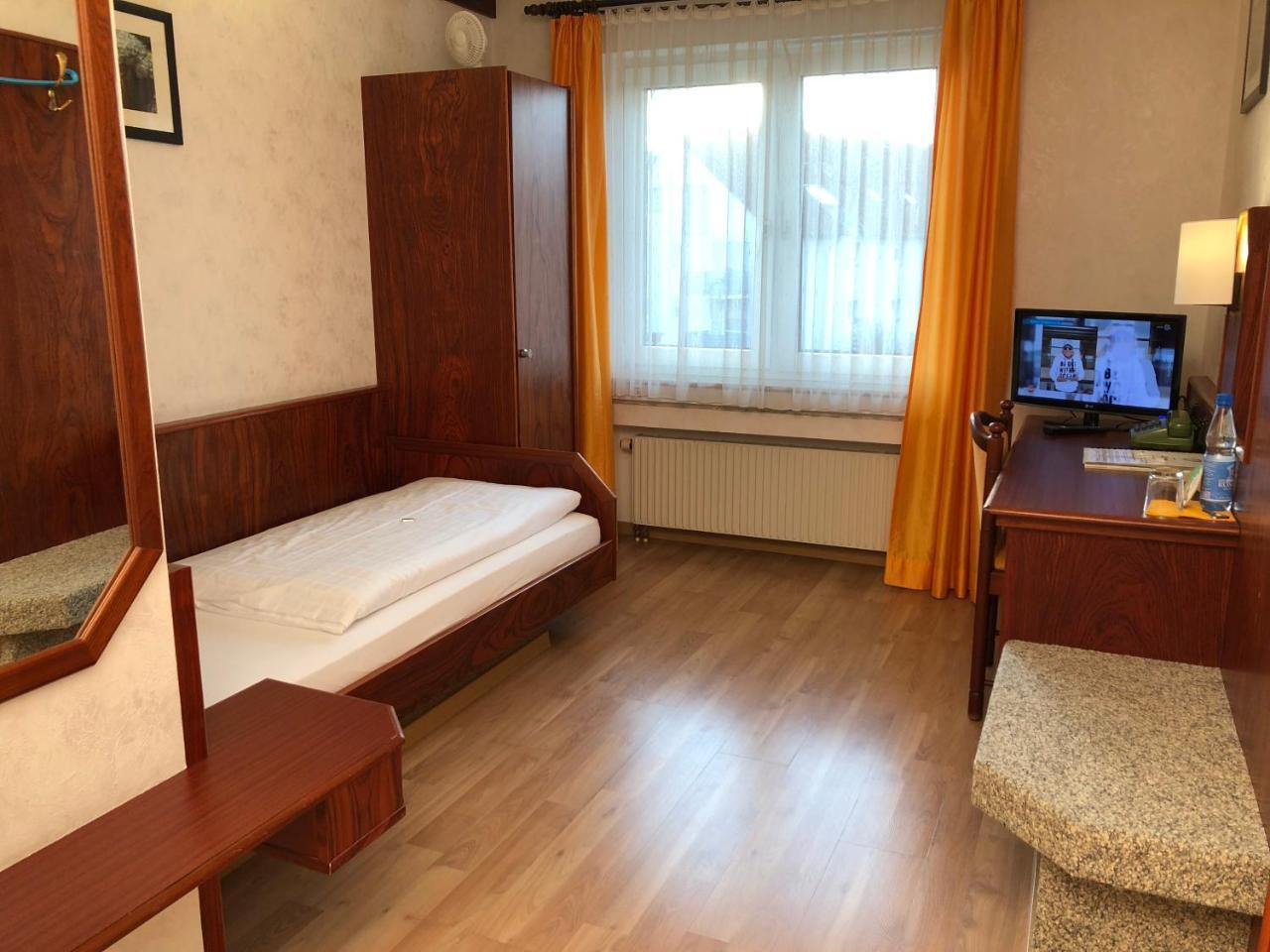 Hotel-Restaurant Und Gaestehaus Loewen Suessen Bagian luar foto