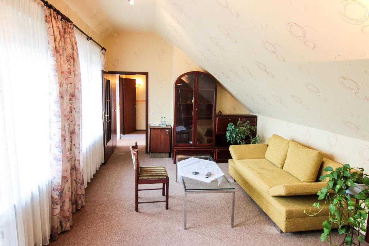 Hotel-Restaurant Und Gaestehaus Loewen Suessen Bagian luar foto