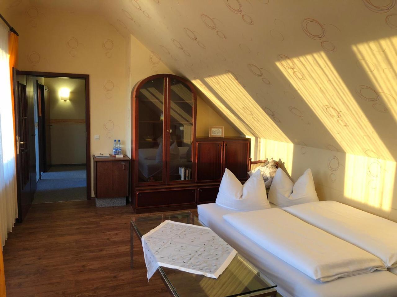 Hotel-Restaurant Und Gaestehaus Loewen Suessen Bagian luar foto